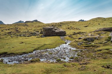 Gün batımında güzel dağlar manzarası. Dağların üzerinde renkli bir gökyüzünün manzarası. Macera yolculuğu konsepti. Duvar kağıdı arka plan doğa baskısı.