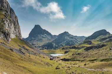 Gün batımında güzel dağlar manzarası. Dağların üzerinde renkli bir gökyüzünün manzarası. Macera yolculuğu konsepti. Duvar kağıdı arka plan doğa baskısı.