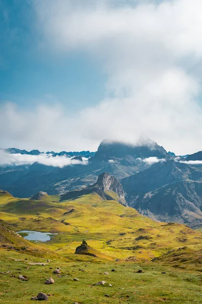 Prachtig Berglandschap Tijdens Zonsondergang Een Schilderachtig Uitzicht Een Kleurrijke Lucht — Stockfoto