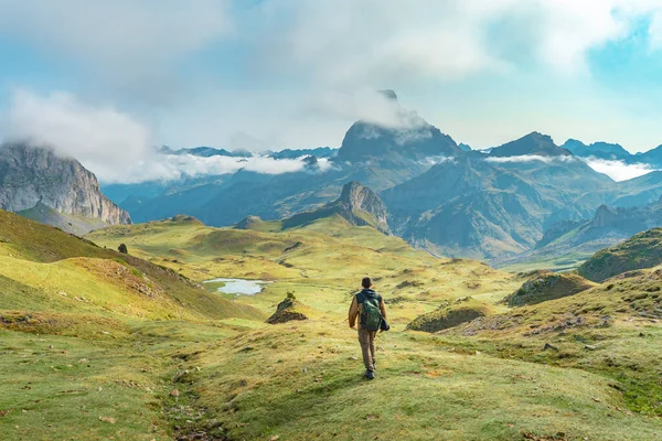 Jonge Avontuurlijke Jongen Trekking Hoge Bergen Lifestyle Ontspannen Vrijheid Het — Stockfoto