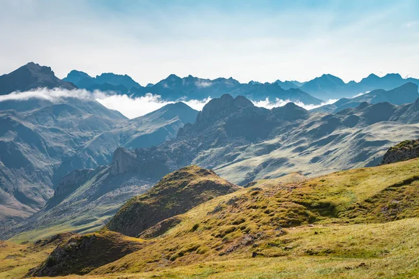 Prachtig Berglandschap Tijdens Zonsondergang Een Schilderachtig Uitzicht Een Kleurrijke Lucht — Stockfoto