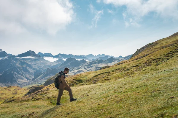 Jonge Avontuurlijke Jongen Trekking Hoge Bergen Lifestyle Ontspannen Vrijheid Het — Stockfoto