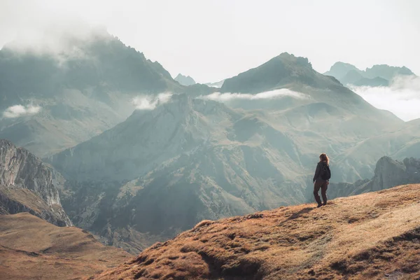 Jonge Avontuurlijke Vrouw Trekking Hoge Bergen Lifestyle Ontspannen Vrijheid Het — Stockfoto