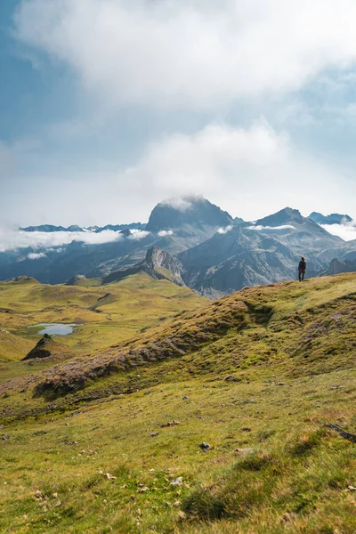 Jonge Avontuurlijke Vrouw Trekking Hoge Bergen Lifestyle Ontspannen Vrijheid Het — Stockfoto