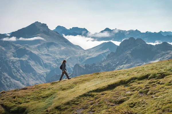 Jonge Avontuurlijke Vrouw Trekking Hoge Bergen Lifestyle Ontspannen Vrijheid Het — Stockfoto