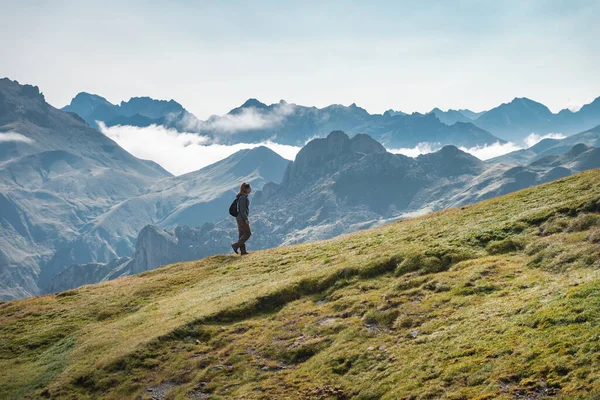 Jonge Avontuurlijke Vrouw Trekking Hoge Bergen Lifestyle Ontspannen Vrijheid Het — Stockfoto