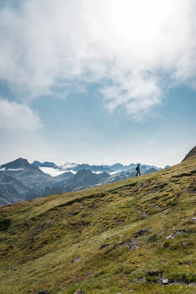 Jonge Avontuurlijke Vrouw Trekking Hoge Bergen Lifestyle Ontspannen Vrijheid Het — Stockfoto