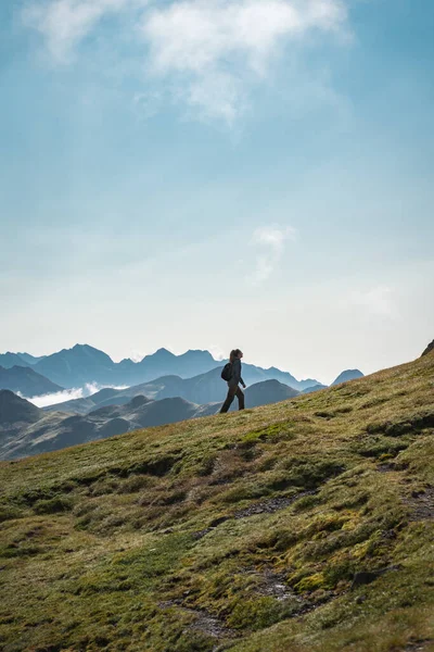 Jonge Avontuurlijke Vrouw Trekking Hoge Bergen Lifestyle Ontspannen Vrijheid Het — Stockfoto