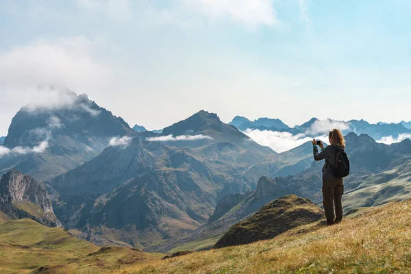 Jonge Avontuurlijke Vrouw Trekking Hoge Bergen Lifestyle Ontspannen Vrijheid Het — Stockfoto