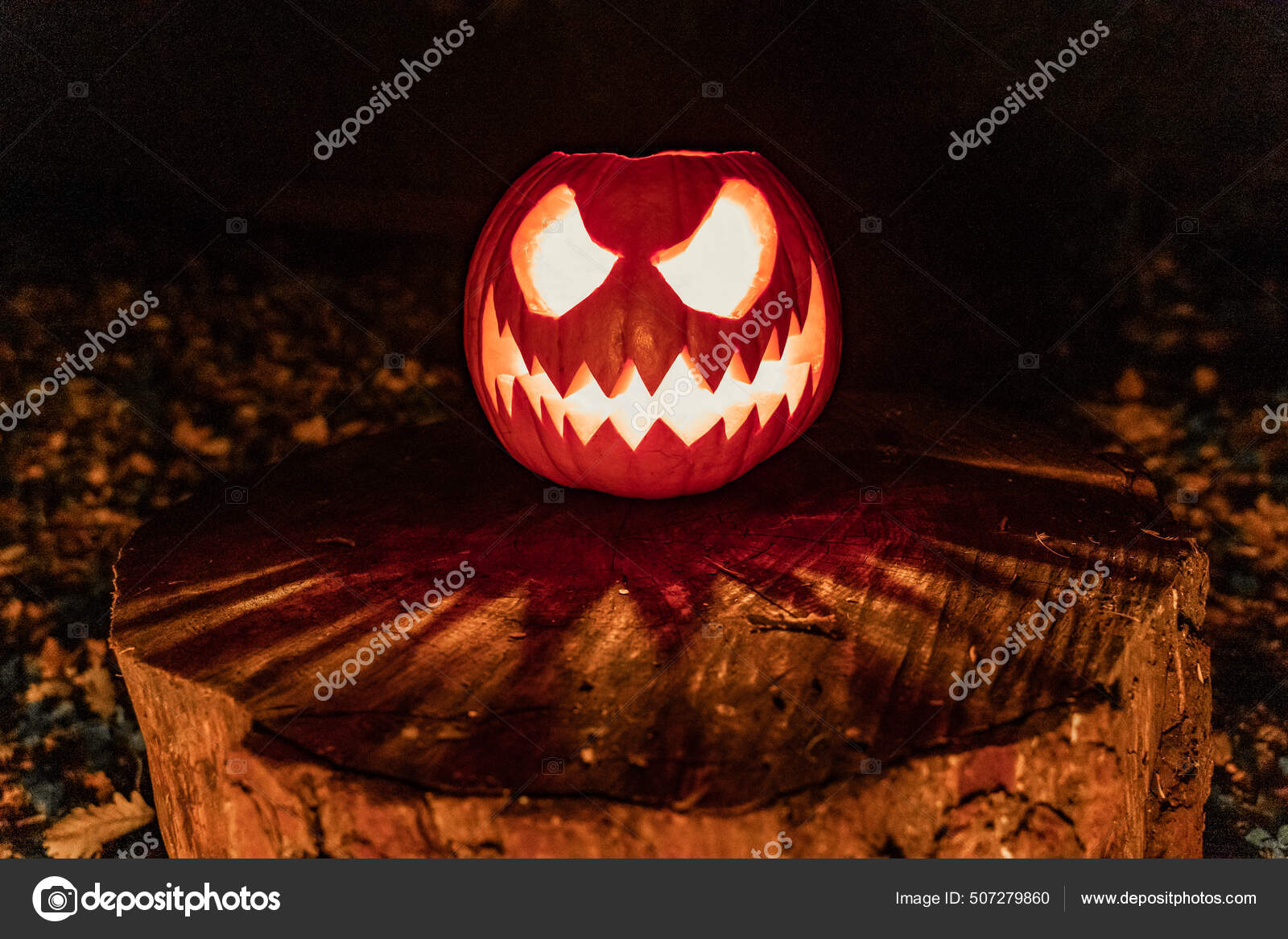 Em muitos países é costume esculpir rostos assustadores e colocar velas  dentro de abóboras para celebrar o Dia das Bruxas. Foto: Vural  Elibol/Anadolu Agency via Getty Images - Jornal Joca