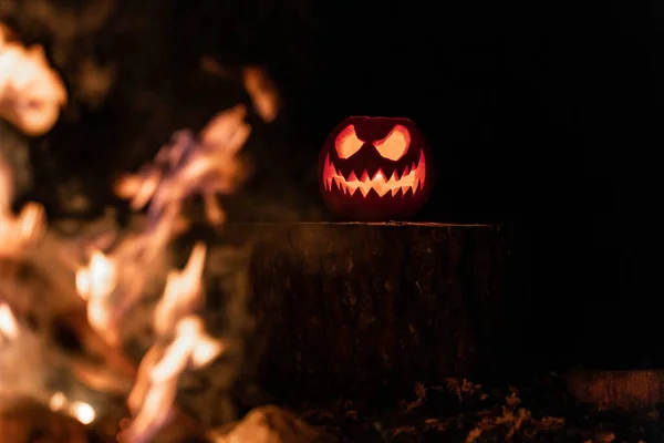 Cara Abóbora Halloween Com Vela Acesa Acampamento Fogo Fundo Cara — Fotografia de Stock