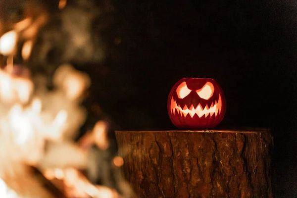 Twarz Dyni Halloween Zapaloną Świecą Obóz Strażacki Tle Straszna Twarz — Zdjęcie stockowe