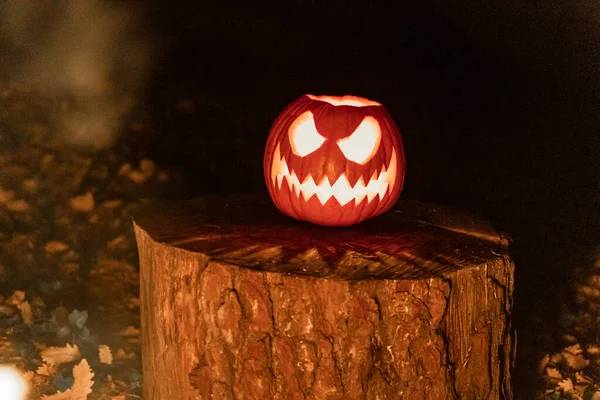 Cara Abóbora Halloween Com Vela Acesa Acampamento Fogo Fundo Cara — Fotografia de Stock