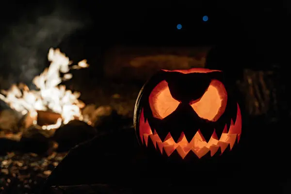 Față Dovleac Halloween Lumânare Aprinsă Tabără Pompieri Fundal Față Spumoasă — Fotografie, imagine de stoc