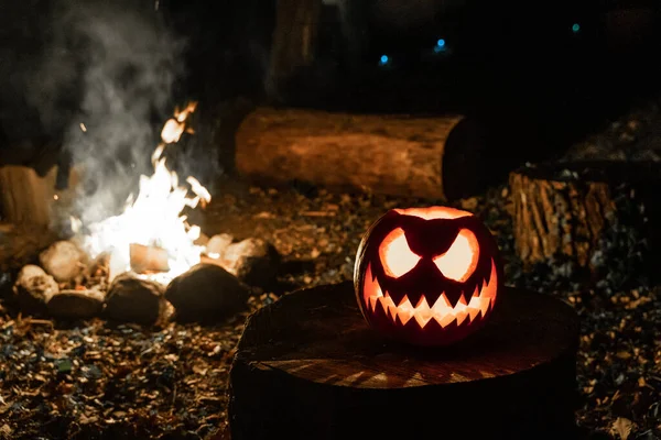 Cara Abóbora Halloween Com Vela Acesa Acampamento Fogo Fundo Cara — Fotografia de Stock