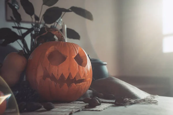 Halloween Rosto Abóbora Assustador Uma Mesa Com Decoração Esqueleto Velas — Fotografia de Stock