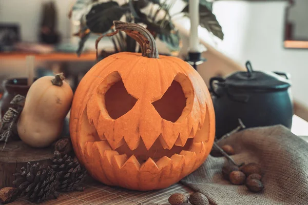 Visage Citrouille Effrayant Halloween Dans Une Table Avec Décoration Squelette — Photo