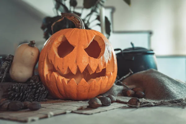 Visage Citrouille Effrayant Halloween Dans Une Table Avec Décoration Squelette — Photo