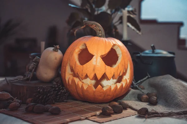 Visage Citrouille Effrayant Halloween Dans Une Table Avec Décoration Squelette — Photo