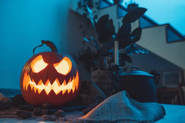 Calabaza Halloween Aterradora Fondo Oscuro Con Luces Colores Tema Halloween —  Fotos de Stock