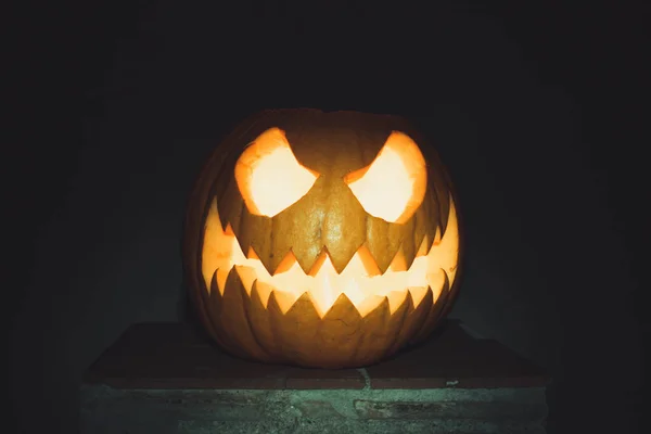 Twarz Dyni Halloween Świecą Zapaloną Czarnym Tle Straszna Twarz — Zdjęcie stockowe