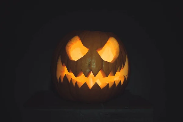 Twarz Dyni Halloween Świecą Zapaloną Czarnym Tle Straszna Twarz — Zdjęcie stockowe