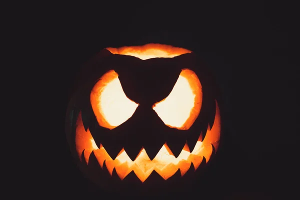 caretas assustadoras e engraçadas para o ícone de silhueta de abóbora de  halloween em fundo preto.