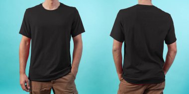 Mavi arkaplanda tasarım baskısı için siyah bir tişörtün ön ve arka görünümü.