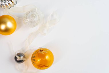 Noel beyaz arka planı sunar, kalpler, yıldızlar ve metin için fotokopi alanı olan şenlikli dekorasyonlar. Parti kutlama kartı.