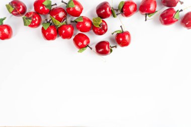 Noel beyaz arka planı sunar, kalpler, yıldızlar ve metin için fotokopi alanı olan şenlikli dekorasyonlar. Parti kutlama kartı.