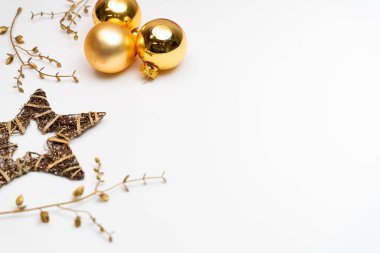 Noel beyaz arka planı sunar, kalpler, yıldızlar ve metin için fotokopi alanı olan şenlikli dekorasyonlar. Parti kutlama kartı.