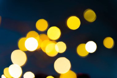 Beyaz kağıt bir dağ sahnesinde kar yağan ağaç süsleme karakterleri olan bir Noel arkaplanı. Parti kutlama kartı daveti.