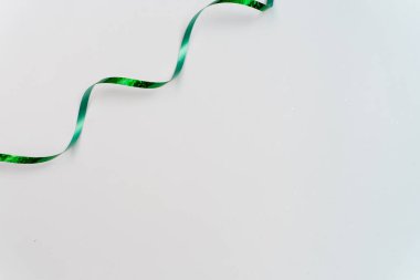 Noel beyaz arka planı sunar, kalpler, yıldızlar ve metin için fotokopi alanı olan şenlikli dekorasyonlar. Parti kutlama kartı.