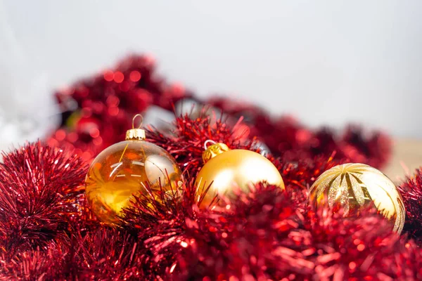 Fondo Blanco Navidad Presenta Corazones Estrellas Decoraciones Festivas Con Espacio —  Fotos de Stock