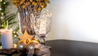 Parlak topları olan bir Noel arkaplanı ve metin için fotokopi alanı olan şenlikli dekorasyonlar. Parti kutlama davetiyesi.