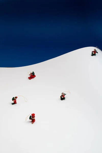 Fundo Natal Com Pequenos Personagens Decoração Árvore Nevando Uma Cena — Fotografia de Stock