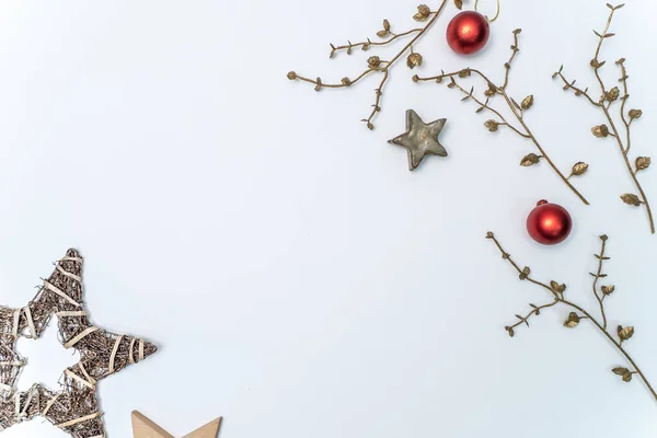 圣诞白色背景的礼物 星星和节日装饰与复制空间的文字 派对庆祝卡 — 图库照片