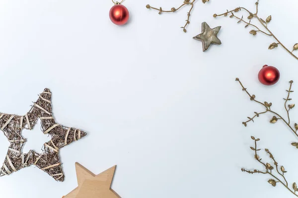 Weihnachten Weißer Hintergrund Mit Glänzenden Kugeln Geschenken Herzen Sternen Und — Stockfoto