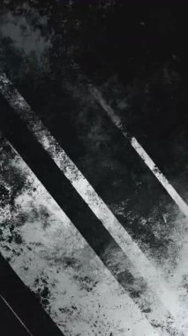 Dikey karalama fırçası lekeleri, görsel efektler ve müzik videoları için eski kaplama film filtresi. Yüksek kalite 4k görüntü