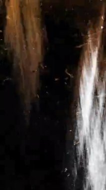 Film Tozu ve Tahıl Rengi bozulması ile dikey Retro Grunge dokusu. Yüksek kalite 4k görüntü