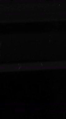 Grunge Dust ve Scratches 'lı Dikey Sinematik Eski Film Kaplaması. Yüksek kalite 4k görüntü