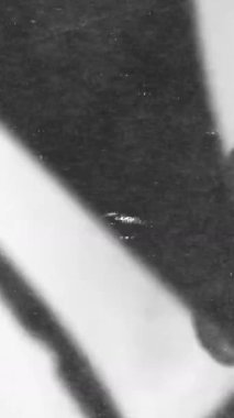 Toz Parçacıkları ve Çizik Yüzeyli Dikey Retro Film Dokuları. Yüksek kalite 4k görüntü