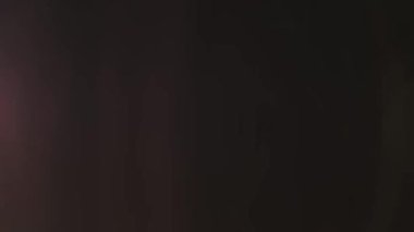 Parlak ışık, organik hareketlerle geçişleri sızdırıyor. Yüksek kalite 4k görüntü