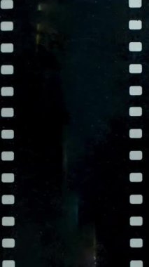 Dikey Otantik 16mm eski desenli bir film kenarı. Yüksek kalite 4k görüntü