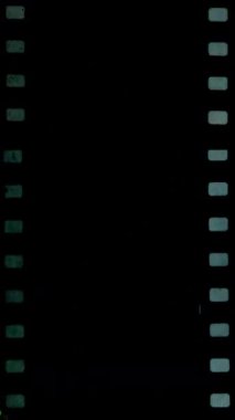 Dikey Sıkıntılı 16mm film sınırı tahıl dokusu ve sinemarklarla. Yüksek kalite 4k görüntü