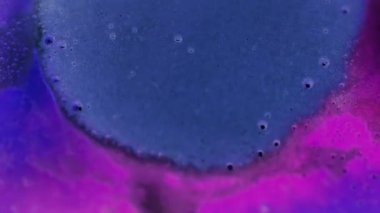 Canlı ve soyut renklerde sıvı kabarcıklar. Yüksek kalite 4k görüntü