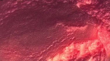 Çatlamış Topraktan Erimiş Lavın Akışı: Soyut Volkanik Felaket Arkaplanı. Yüksek kalite 4k görüntü