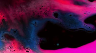 Renkli sıvıların içinde yüzen soyut sıvı kabarcıklar. Yüksek kalite 4k görüntü