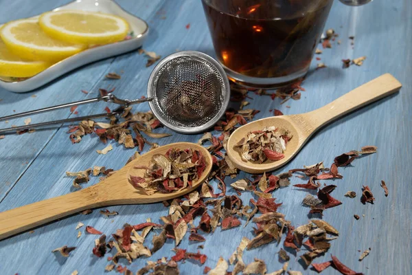 Nahaufnahme Von Holzlöffeln Mit Infusionsblättern Und Einer Tasse Exquisiten Tees — Stockfoto