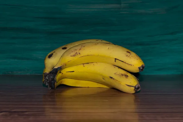 Üç lezzetli meyvenin yakın çekimi, masada siyah armutlar.